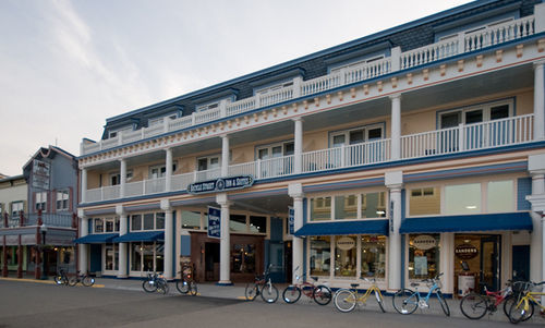 Bicycle Street Inn And Suites Макино Экстерьер фото